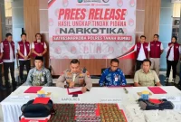 Anggota DPRD Tanah Bumbu Said Ismail Khollil Alaydrus (Kanan) menghadiri press release pengungkapan kasus narkotika oleh Polres Tanah Bumbu di Mapolres Tanah Bumbu, Jumat (18/09/2026).