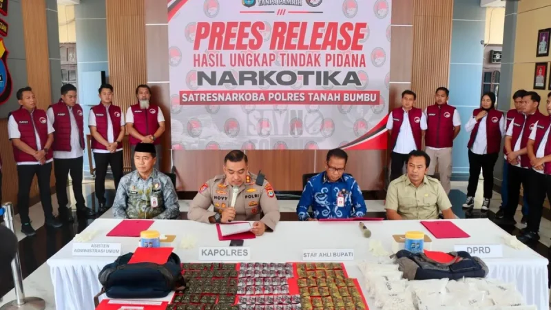 Anggota DPRD Tanah Bumbu Said Ismail Khollil Alaydrus (Kanan) menghadiri press release pengungkapan kasus narkotika oleh Polres Tanah Bumbu di Mapolres Tanah Bumbu, Jumat (18/09/2026).