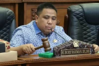 Ketua Komisi I DPRD Tanah Bumbu, H. Hobi Rahman, memimpin Rapat Dengar Pendapat (RDP) gabungan Komisi bersama DPMD, pemerintah kecamatan, aparat keamanan, pemerintah desa, dan perwakilan masyarakat Desa Dadap Kusan Raya di Ruang Utama DPRD Tanah Bumbu, Selasa (22/09/2026).