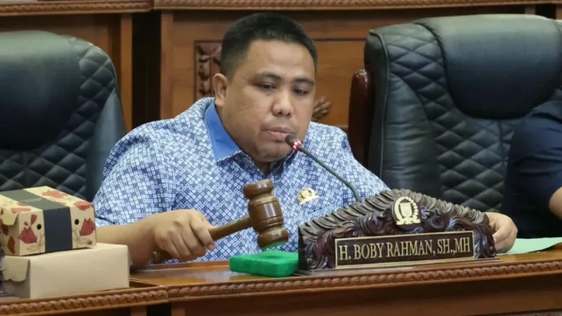 Ketua Komisi I DPRD Tanah Bumbu, H. Hobi Rahman, memimpin Rapat Dengar Pendapat (RDP) gabungan Komisi bersama DPMD, pemerintah kecamatan, aparat keamanan, pemerintah desa, dan perwakilan masyarakat Desa Dadap Kusan Raya di Ruang Utama DPRD Tanah Bumbu, Selasa (22/09/2026).