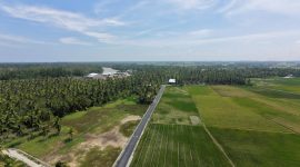 Jalan di Desa Rantau Panjang Hulu, Kecamatan Kusan Hilir, Tanah Bumbu, yang telah diaspal dan kini menunjang mobilitas warga, petani, serta akses menuju sekolah, Senin (31/8/2026).