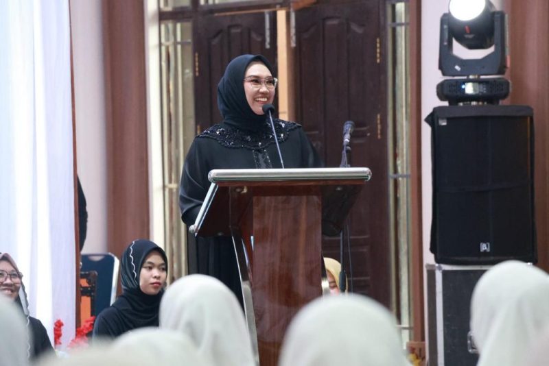 Ketua TP PKK Kabupaten Tanah Bumbu Andi Irmayani Rudi Latif menghadiri Peringatan Maulid Nabi Muhammad SAW Tahun 2026 di Gedung Aksi Merah Putih Kapet, Simpang Empat, Selasa (1/9/2026).