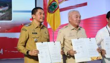 Gubernur Kalimantan Selatan H. Muhidin mengapresiasi Bupati Tanah Bumbu Andi Rudi Latif atas dukungan penerangan jalan di jalur strategis Batulicin-Banjarbaru.