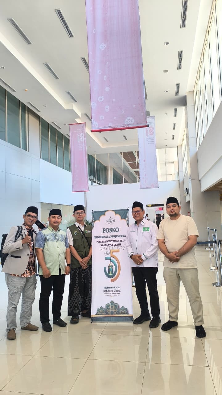 UNUKASE hadir di Panggung Muktamar ke-35 NU yang terselenggara di Pondok Pesantren Bahrul Ulum, Tambakberas, Jombang, Jawa Timur