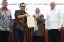 Sekda Tanah Bumbu Yulian Herawati menerima sertipikat aset Barang Milik Daerah (BMD) dalam rangkaian kunjungan kerja Komisi II DPR RI di Gedung KH. Idham Chalid, Banjarbaru, Rabu (2/9/2026).