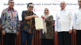 Sekda Tanah Bumbu Yulian Herawati menerima sertipikat aset Barang Milik Daerah (BMD) dalam rangkaian kunjungan kerja Komisi II DPR RI di Gedung KH. Idham Chalid, Banjarbaru, Rabu (2/9/2026).