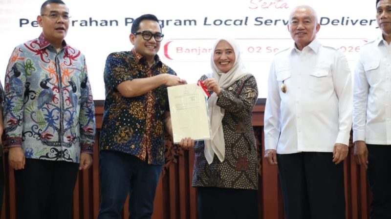 Sekda Tanah Bumbu Yulian Herawati menerima sertipikat aset Barang Milik Daerah (BMD) dalam rangkaian kunjungan kerja Komisi II DPR RI di Gedung KH. Idham Chalid, Banjarbaru, Rabu (2/9/2026).