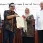 Sekda Tanah Bumbu Yulian Herawati menerima sertipikat aset Barang Milik Daerah (BMD) dalam rangkaian kunjungan kerja Komisi II DPR RI di Gedung KH. Idham Chalid, Banjarbaru, Rabu (2/9/2026).