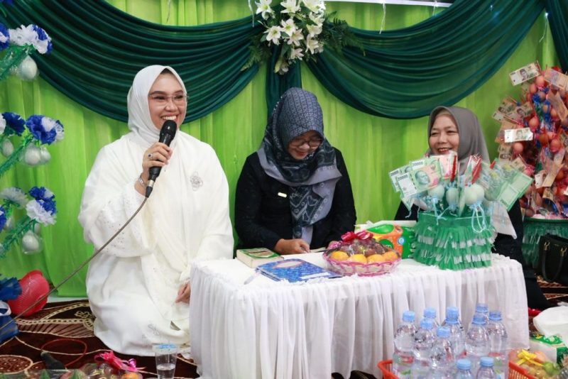 Bunda PAUD Kabupaten Tanah Bumbu Andi Irmayani Rudi Latif saat menghadiri Peringatan Maulid Nabi Muhammad SAW di TK RA Darul Azhar, Kecamatan Simpang Empat, Kamis (03/09/2026).