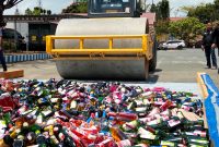 Polres Tanah Bumbu memusnahkan 2.946 botol miras ilegal berbagai merek dengan cara dilindas alat berat di halaman Mapolres Tanah Bumbu, Kamis (03/09/2026).