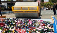 Polres Tanah Bumbu memusnahkan 2.946 botol miras ilegal berbagai merek dengan cara dilindas alat berat di halaman Mapolres Tanah Bumbu, Kamis (03/09/2026).