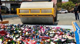 Polres Tanah Bumbu memusnahkan 2.946 botol miras ilegal berbagai merek dengan cara dilindas alat berat di halaman Mapolres Tanah Bumbu, Kamis (03/09/2026).
