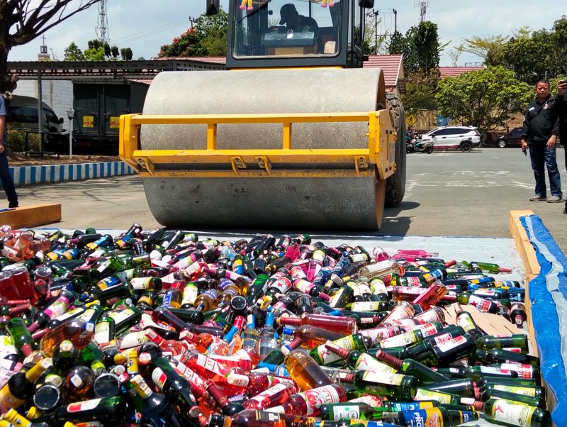 Polres Tanah Bumbu memusnahkan 2.946 botol miras ilegal berbagai merek dengan cara dilindas alat berat di halaman Mapolres Tanah Bumbu, Kamis (03/09/2026).