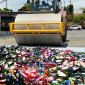 Polres Tanah Bumbu memusnahkan 2.946 botol miras ilegal berbagai merek dengan cara dilindas alat berat di halaman Mapolres Tanah Bumbu, Kamis (03/09/2026).