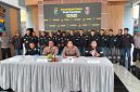 Kapolres Tanah Bumbu AKBP Novy Adi Wibowo saat memimpin konferensi pers pengungkapan kasus dugaan persetubuhan anak di Pendopo Gajah Mada, Kamis (03/09/2026).