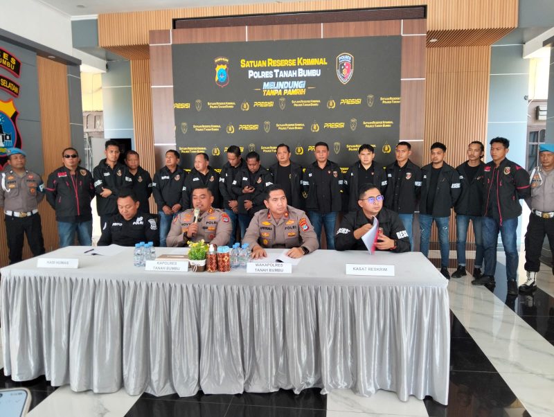 Kapolres Tanah Bumbu AKBP Novy Adi Wibowo saat memimpin konferensi pers pengungkapan kasus dugaan persetubuhan anak di Pendopo Gajah Mada, Kamis (03/09/2026).