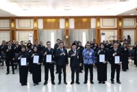 Asisten Perekonomian dan Pembangunan Kabupaten Tanah Bumbu Eryanto Rais bersama peserta Pelatihan Kepemimpinan Pengawas (PKP) Angkatan IV Tahun 2026 usai penutupan pelatihan di BPSDM Provinsi Kalimantan Selatan, Banjarbaru.