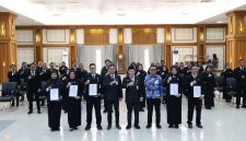 Asisten Perekonomian dan Pembangunan Kabupaten Tanah Bumbu Eryanto Rais bersama peserta Pelatihan Kepemimpinan Pengawas (PKP) Angkatan IV Tahun 2026 usai penutupan pelatihan di BPSDM Provinsi Kalimantan Selatan, Banjarbaru.