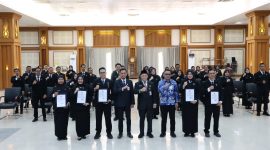 Asisten Perekonomian dan Pembangunan Kabupaten Tanah Bumbu Eryanto Rais bersama peserta Pelatihan Kepemimpinan Pengawas (PKP) Angkatan IV Tahun 2026 usai penutupan pelatihan di BPSDM Provinsi Kalimantan Selatan, Banjarbaru.