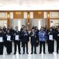 Asisten Perekonomian dan Pembangunan Kabupaten Tanah Bumbu Eryanto Rais bersama peserta Pelatihan Kepemimpinan Pengawas (PKP) Angkatan IV Tahun 2026 usai penutupan pelatihan di BPSDM Provinsi Kalimantan Selatan, Banjarbaru.