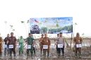 Asisten Bidang Perekonomian dan Pembangunan Tanah Bumbu Eryanto Rais bersama unsur Forkopimda menanam mangrove dalam kegiatan penanaman 1.000 mangrove di Desa Muara Pagatan, Selasa (8/9/2026).