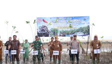 Asisten Bidang Perekonomian dan Pembangunan Tanah Bumbu Eryanto Rais bersama unsur Forkopimda menanam mangrove dalam kegiatan penanaman 1.000 mangrove di Desa Muara Pagatan, Selasa (8/9/2026).