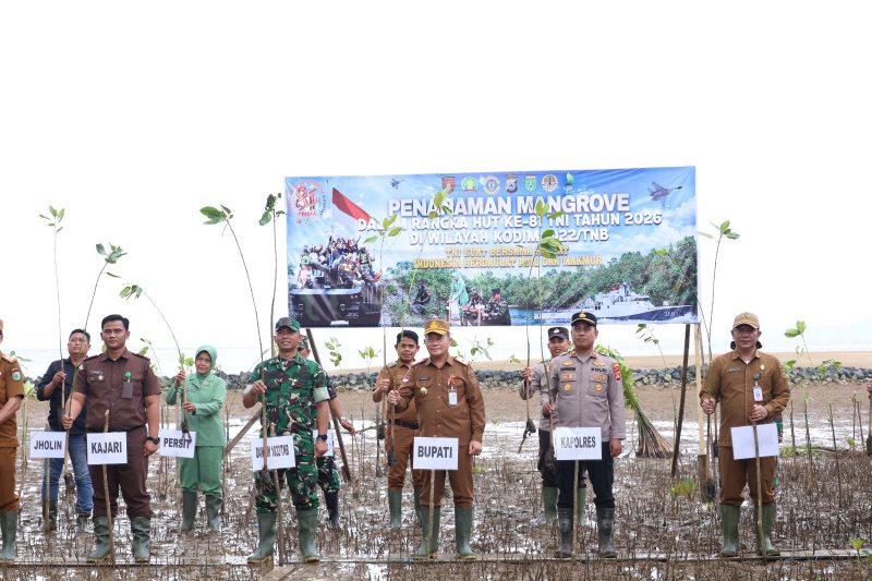 Asisten Bidang Perekonomian dan Pembangunan Tanah Bumbu Eryanto Rais bersama unsur Forkopimda menanam mangrove dalam kegiatan penanaman 1.000 mangrove di Desa Muara Pagatan, Selasa (8/9/2026).