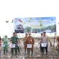 Asisten Bidang Perekonomian dan Pembangunan Tanah Bumbu Eryanto Rais bersama unsur Forkopimda menanam mangrove dalam kegiatan penanaman 1.000 mangrove di Desa Muara Pagatan, Selasa (8/9/2026).