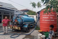 Warga RT 64, Kelurahan Teluk Dalam, Kecamatan Banjarmasin Tengah, mendapatkan bantuan air bersih sekaligus tandon air