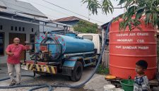 Warga RT 64, Kelurahan Teluk Dalam, Kecamatan Banjarmasin Tengah, mendapatkan bantuan air bersih sekaligus tandon air
