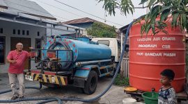 Warga RT 64, Kelurahan Teluk Dalam, Kecamatan Banjarmasin Tengah, mendapatkan bantuan air bersih sekaligus tandon air
