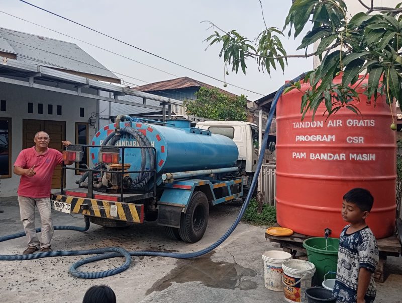 Warga RT 64, Kelurahan Teluk Dalam, Kecamatan Banjarmasin Tengah, mendapatkan bantuan air bersih sekaligus tandon air