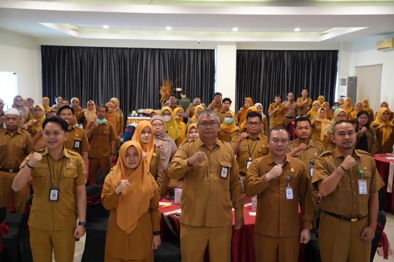 Staf Ahli Bidang Ekonomi, Pembangunan, dan SDM Tanah Bumbu Adrianto Wicaksono saat mewakili Bupati Andi Rudi Latif membuka Workshop Peningkatan Kapasitas SDM BLUD di Batulicin, Selasa (8/9/2026).