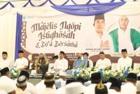 Bupati Tanah Bumbu Andi Rudi Latif mengikuti istighosah dan doa bersama untuk memohon keselamatan serta kemudahan menghadapi musim kemarau dan potensi karhutla di Ruang Terbuka Depan Masjid Al-Falah, Desa Gunung Antasari, Kamis (10/9/2026).