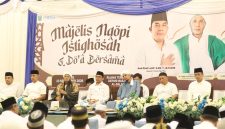 Bupati Tanah Bumbu Andi Rudi Latif mengikuti istighosah dan doa bersama untuk memohon keselamatan serta kemudahan menghadapi musim kemarau dan potensi karhutla di Ruang Terbuka Depan Masjid Al-Falah, Desa Gunung Antasari, Kamis (10/9/2026).