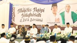 Bupati Tanah Bumbu Andi Rudi Latif mengikuti istighosah dan doa bersama untuk memohon keselamatan serta kemudahan menghadapi musim kemarau dan potensi karhutla di Ruang Terbuka Depan Masjid Al-Falah, Desa Gunung Antasari, Kamis (10/9/2026).