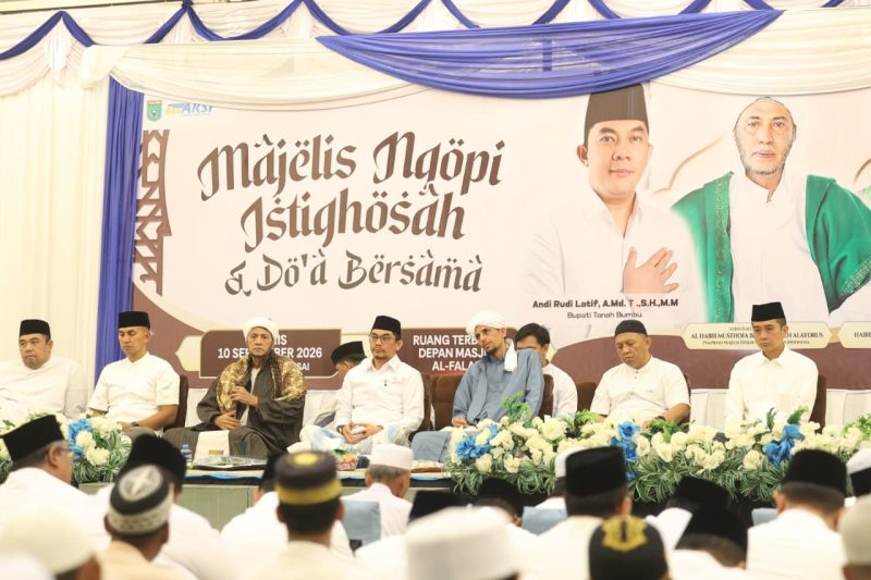 Bupati Tanah Bumbu Andi Rudi Latif mengikuti istighosah dan doa bersama untuk memohon keselamatan serta kemudahan menghadapi musim kemarau dan potensi karhutla di Ruang Terbuka Depan Masjid Al-Falah, Desa Gunung Antasari, Kamis (10/9/2026).