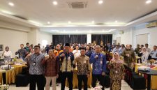 Staf Ahli Bidang Ekonomi, Keuangan, dan Pembangunan Tanah Bumbu Adrianto Wicaksono membuka Sosialisasi Ketenagakerjaan Tahun 2026 di Batulicin, Kamis (10/9/2026).
