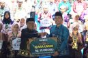 Wakil Bupati Tanah Laut, H. M. Zazuli, saat menyerahkan hadiah umroh kepada juara umum ajang MTQN XLVIII Tanah Laut | Foto : Diskominfostasan Tala