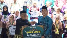 Wakil Bupati Tanah Laut, H. M. Zazuli, saat menyerahkan hadiah umroh kepada juara umum ajang MTQN XLVIII Tanah Laut | Foto : Diskominfostasan Tala