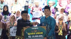 Wakil Bupati Tanah Laut, H. M. Zazuli, saat menyerahkan hadiah umroh kepada juara umum ajang MTQN XLVIII Tanah Laut | Foto : Diskominfostasan Tala