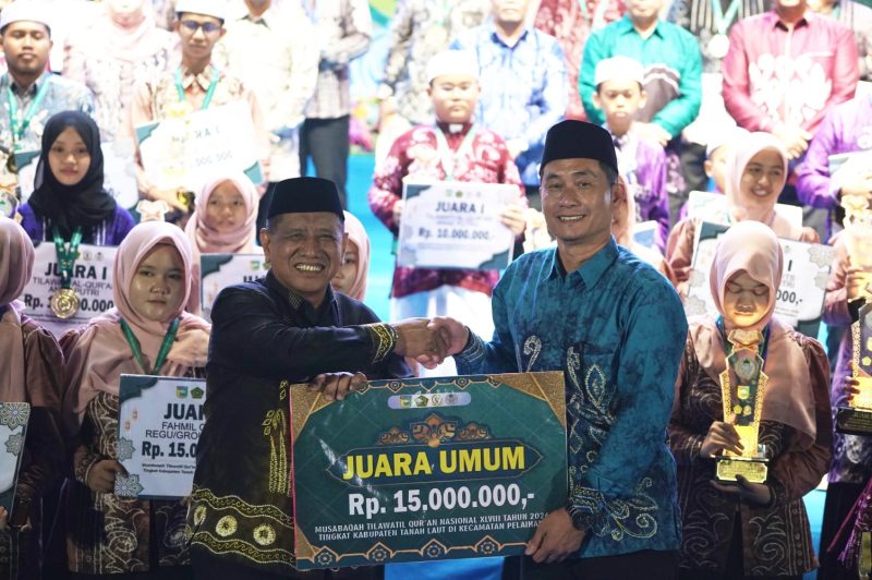 Wakil Bupati Tanah Laut, H. M. Zazuli, saat menyerahkan hadiah umroh kepada juara umum ajang MTQN XLVIII Tanah Laut | Foto : Diskominfostasan Tala