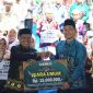 Wakil Bupati Tanah Laut, H. M. Zazuli, saat menyerahkan hadiah umroh kepada juara umum ajang MTQN XLVIII Tanah Laut | Foto : Diskominfostasan Tala