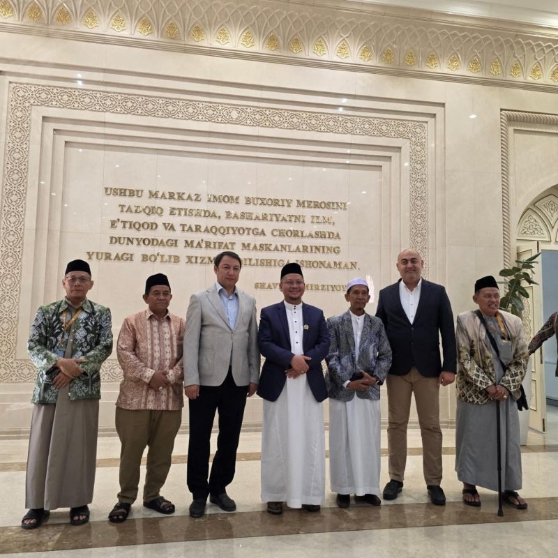 Rombongan dari Kalsel berkesempatan melakukan kunjungan dan ziarah ke Imam Bukhari International Scientific Research Center di Uzbekistan