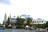 Kantor Bupati Tanah Bumbu di Jalan Dharma Praja, Kelurahan Gunung Tinggi, Kecamatan Batulicin.