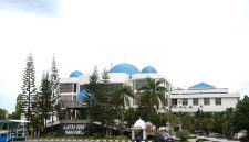 Kantor Bupati Tanah Bumbu di Jalan Dharma Praja, Kelurahan Gunung Tinggi, Kecamatan Batulicin.