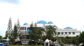 Kantor Bupati Tanah Bumbu di Jalan Dharma Praja, Kelurahan Gunung Tinggi, Kecamatan Batulicin.