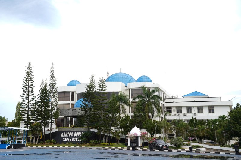 Kantor Bupati Tanah Bumbu di Jalan Dharma Praja, Kelurahan Gunung Tinggi, Kecamatan Batulicin.