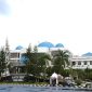Kantor Bupati Tanah Bumbu di Jalan Dharma Praja, Kelurahan Gunung Tinggi, Kecamatan Batulicin.