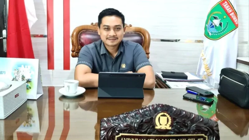 Ketua DPRD Tanah Bumbu Andrean Atma Maulani menyampaikan ajakan kepada masyarakat untuk memperkuat persatuan, menjaga kebersamaan, dan mengamalkan nilai-nilai Pancasila dalam momentum Hari Kesaktian Pancasila 2026.

https://wartabanjar.com/2026/10/03/ketua-dprd-tanah-bumbu-serukan-semangat-gotong-royong-dan-kebersamaan-di-hari-kesaktian-pancasila.
